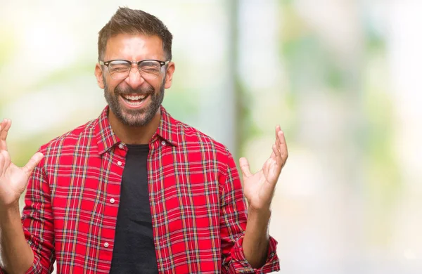 Homme Hispanique Adulte Portant Des Lunettes Sur Fond Isolé Célébrant — Photo