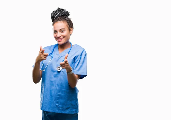Молодая Косичка Африканская Девушка Профессиональный Хирург Изолированном Фоне Указывая Пальцами — стоковое фото