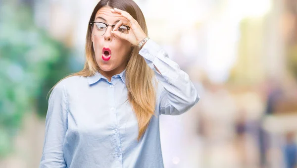 Junge Schöne Geschäftsfrau Mit Brille Über Isoliertem Hintergrund Tut Geste — Stockfoto