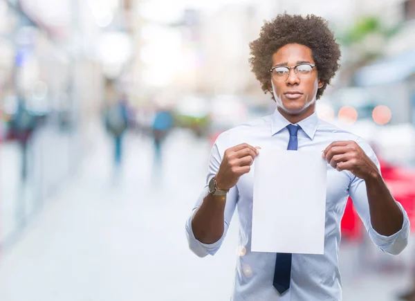Afro Amerikaanse Man Die Houdt Van Blanco Papier Contract Geïsoleerde — Stockfoto