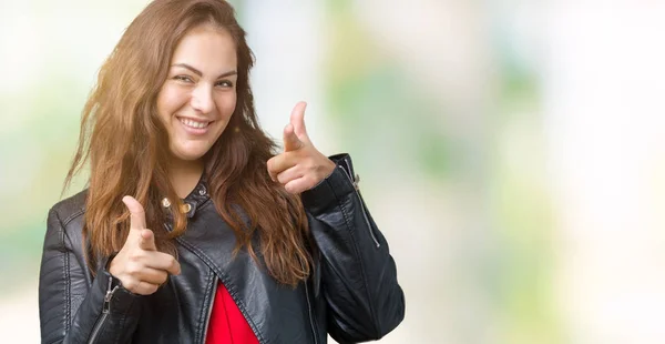 Artı Boyutu Genç Kadın Güzel Üzerinde Bir Moda Deri Ceket — Stok fotoğraf