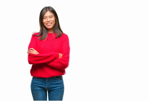 上冬のセーターを着ている若いアジア女性は 幸せそうな顔を浮かべて組んだ腕のカメラを見て背景を分離しました 肯定的な人 — ストック写真