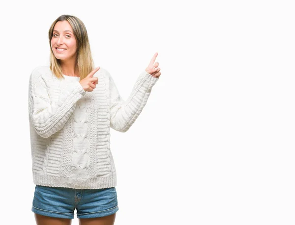 Jovem Mulher Bonita Vestindo Camisola Inverno Sobre Fundo Isolado Sorrindo — Fotografia de Stock