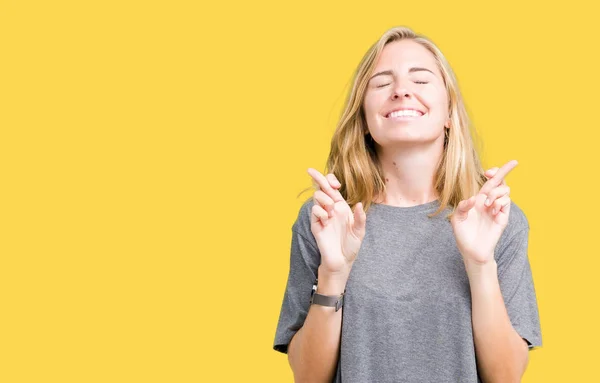 Hermosa Mujer Joven Con Una Camiseta Informal Gran Tamaño Sobre — Foto de Stock