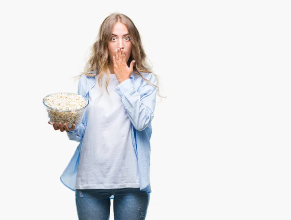 Linda Jovem Loira Comendo Pipoca Sobre Fundo Isolado Cobrir Boca — Fotografia de Stock