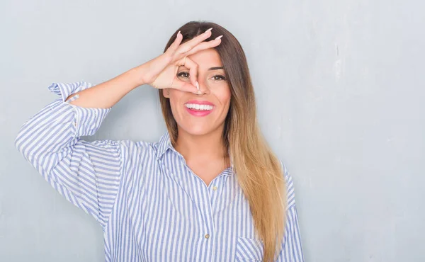 Mujer Adulta Joven Sobre Pared Gris Grunge Usando Camisa Negocios —  Fotos de Stock