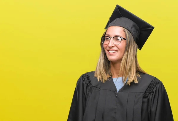 Jeune Belle Femme Portant Uniforme Gradué Sur Fond Isolé Regardant — Photo