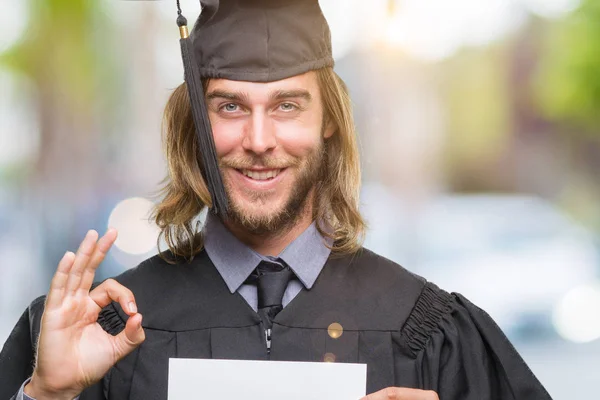 Ung Snygg Graduate Man Med Långt Hår Håller Tomt Papper — Stockfoto