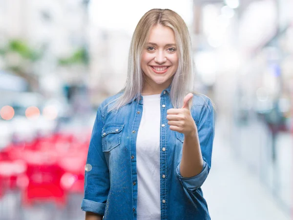 Unga Blonda Kvinnan Över Isolerade Bakgrund Gör Glad Tummen Upp — Stockfoto