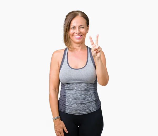 Hermosa Mujer Mediana Edad Con Ropa Deportiva Sobre Fondo Aislado — Foto de Stock