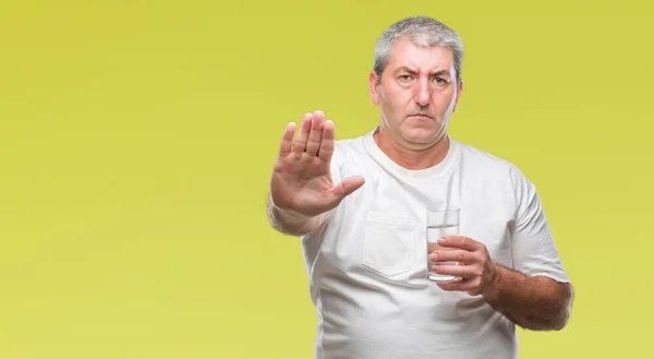 Schöner Älterer Mann Trinkt Glas Wasser Über Isoliertem Hintergrund Mit — Stockfoto