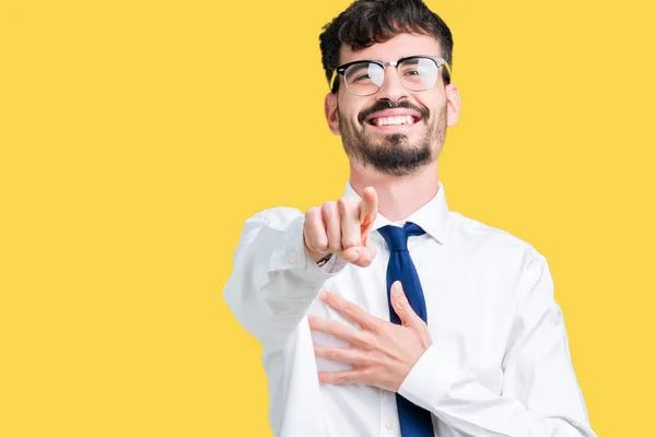 Jovem Homem Negócios Bonito Usando Óculos Sobre Fundo Isolado Rindo — Fotografia de Stock