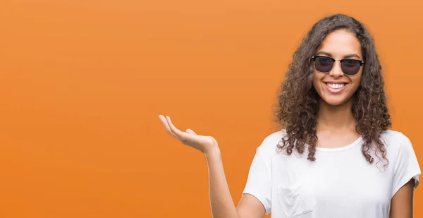 Young Hispanic Woman Wearing Sunglasses Smiling Cheerful Presenting Pointing Palm — Stock Photo, Image