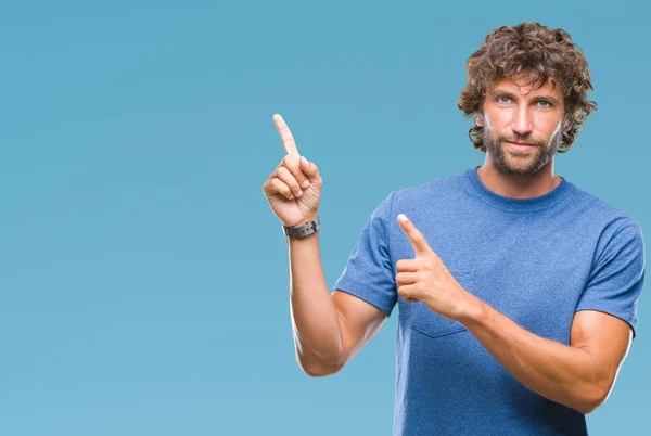 Bonito Homem Modelo Hispânico Sobre Fundo Isolado Sorrindo Olhando Para — Fotografia de Stock