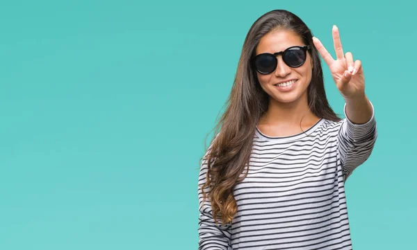 Junge Schöne Arabische Frau Mit Sonnenbrille Über Isoliertem Hintergrund Lächelnd — Stockfoto