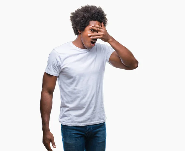 Αφρο Αμερικανικό Άνθρωπος Πέρα Από Απομονωμένο Υπόβαθρο Peeking Κατάσταση Σοκ — Φωτογραφία Αρχείου