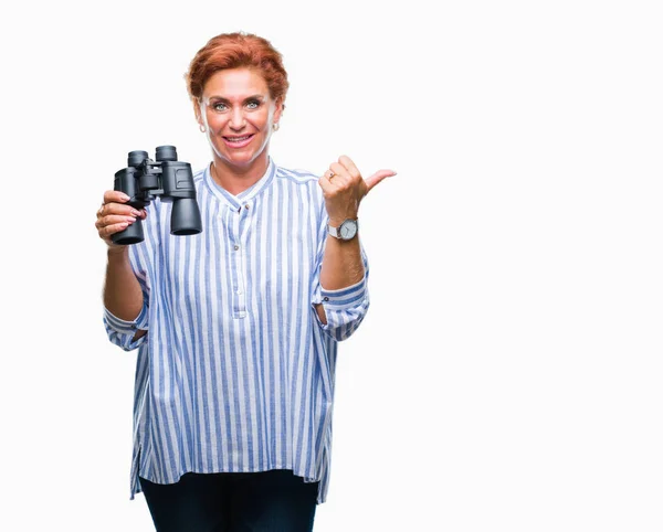 Mujer Caucásica Mayor Mirando Través Prismáticos Sobre Fondo Aislado Señalando — Foto de Stock