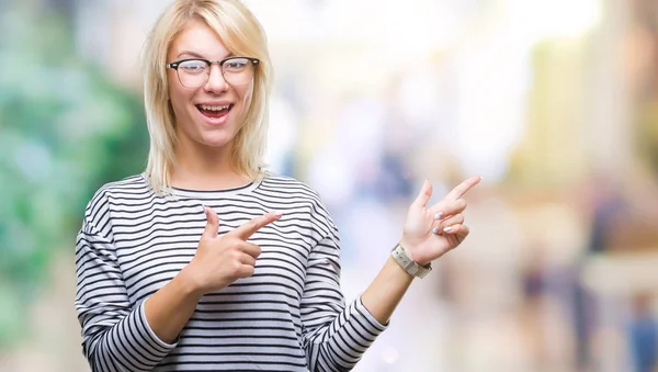 Joven Hermosa Mujer Rubia Con Gafas Sobre Fondo Aislado Sonriendo —  Fotos de Stock