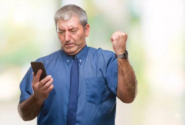 Hombre Mayor Guapo Que Envía Mensajes Texto Usando Teléfono Inteligente —  Fotos de Stock