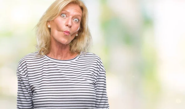 Blonde Vrouw Van Middelbare Leeftijd Geïsoleerde Achtergrond Maken Vis Gezicht — Stockfoto