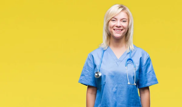 Jonge Mooie Blonde Dokter Vrouw Medische Uniform Dragen Geïsoleerde Achtergrond — Stockfoto