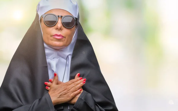 Женщина Католическая Монахиня Средних Лет Солнечных Очках Изолированном Фоне Улыбается — стоковое фото