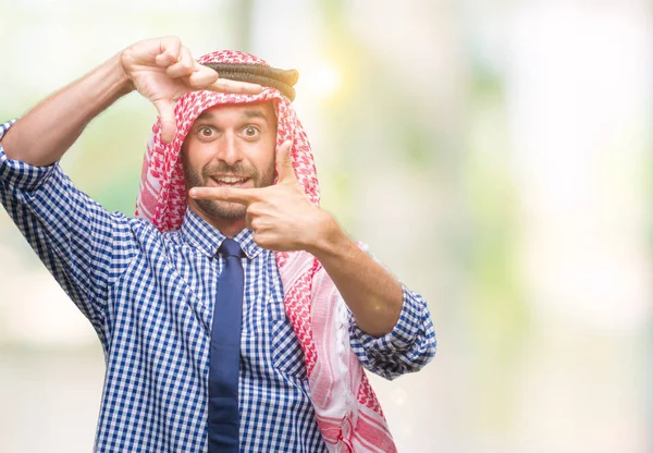 笑顔の幸せそうな顔で指と手作りフレーム分離の背景にクーフィーヤを着た若いハンサムなアラビアン ビジネス男 創造性と写真のコンセプト — ストック写真