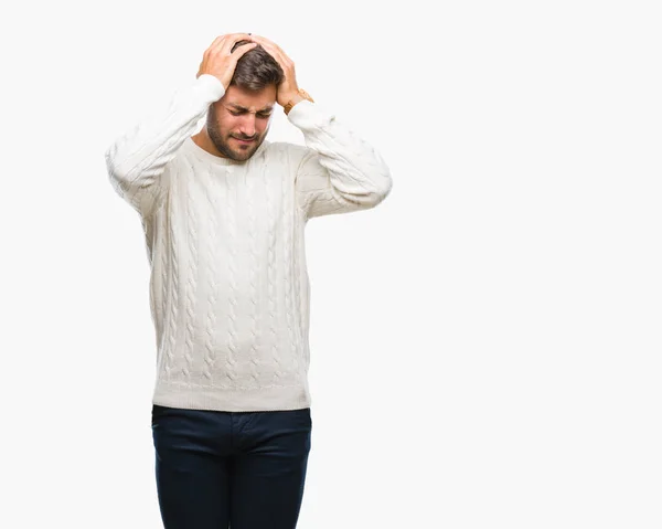 年轻英俊的男子穿着冬季毛衣在孤立的背景下患有头痛绝望和压力 因为疼痛和偏头痛 手在头上 — 图库照片