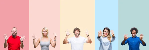 一群年轻人在五颜六色的复古孤立的背景显示和指向与手指数 同时微笑着自信和快乐 — 图库照片