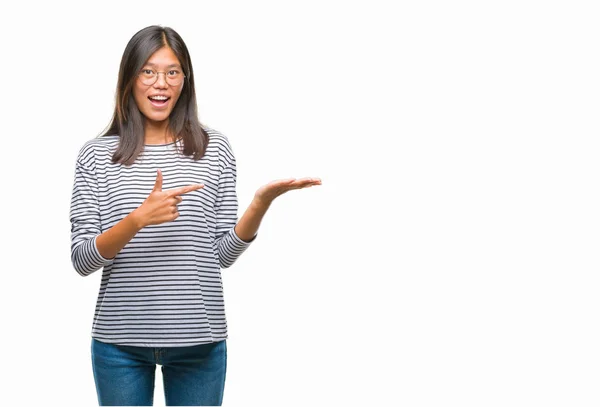 Joven Mujer Asiática Con Gafas Sobre Fondo Aislado Sorprendido Sonriendo — Foto de Stock