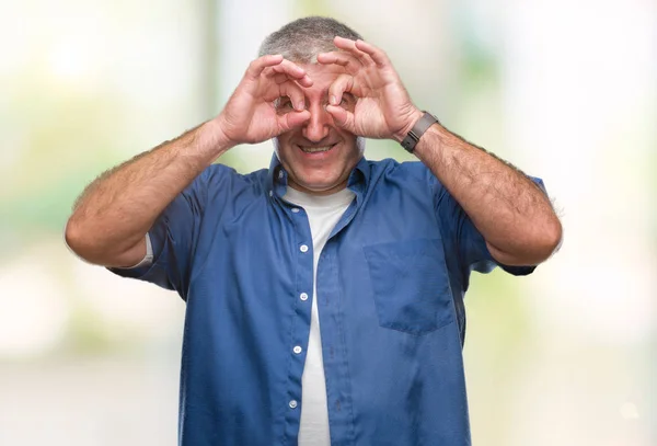 Knappe Senior Man Geïsoleerde Achtergrond Doen Gebaar Als Verrekijker Steken — Stockfoto