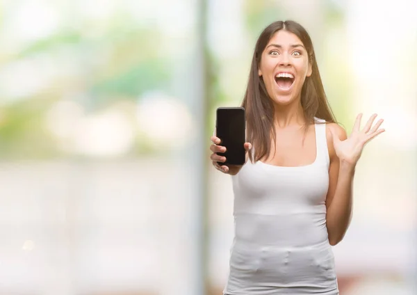 Joven Hispano Hermoso Mostrando Teléfono Inteligente Muy Feliz Emocionado Expresión — Foto de Stock