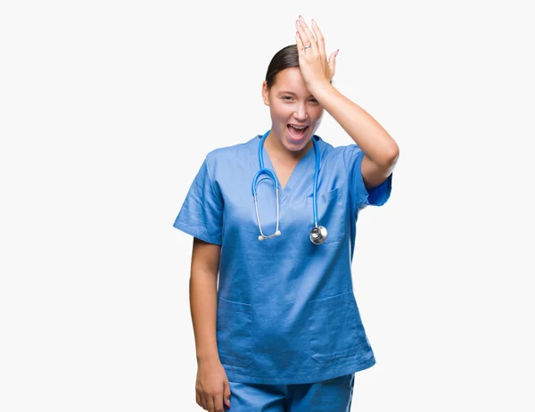 Joven Mujer Médica Caucásica Vistiendo Uniforme Médico Sobre Fondo Aislado — Foto de Stock