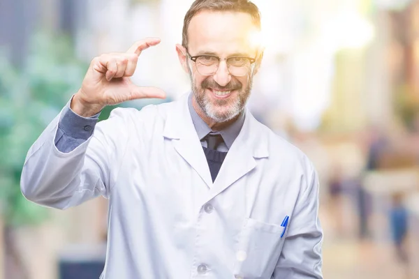 Hombre Profesional Alzado Mediana Edad Con Abrigo Blanco Sobre Fondo — Foto de Stock