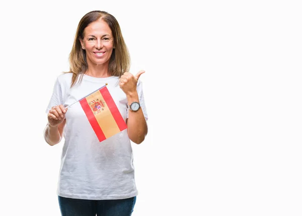 中年西班牙妇女拿着西班牙国旗在孤立的背景高兴与灿烂的微笑做确定的标志 用手指竖起大拇指 优秀的标志 — 图库照片