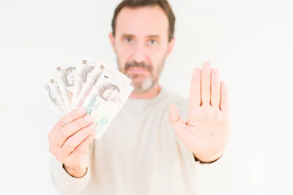 Hombre Mayor Sosteniendo Montón Libras Nota Banco Sobre Fondo Aislado —  Fotos de Stock