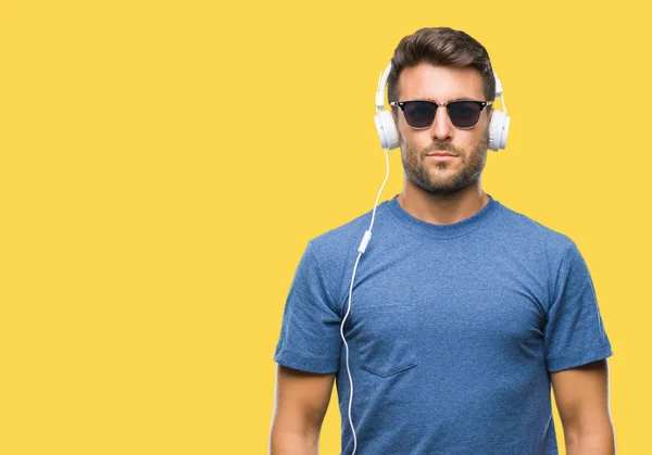 Homem Bonito Jovem Usando Fones Ouvido Ouvindo Música Sobre Fundo — Fotografia de Stock