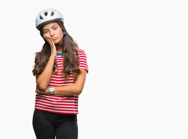 Jonge Arabische Wielrenner Vrouw Dragen Van Veiligheidshelm Geïsoleerde Achtergrond Denken — Stockfoto