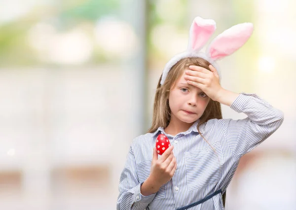 Blondes Kind Mit Osterhasenohren Gestresst Von Der Hand Auf Dem — Stockfoto