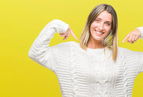 Mujer Hermosa Joven Vistiendo Suéter Invierno Sobre Fondo Aislado Mirando —  Fotos de Stock