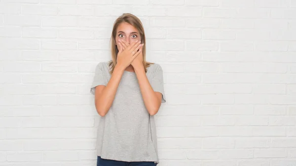 Beautiful Young Woman White Brick Wall Shocked Covering Mouth Hands — Stock Photo, Image