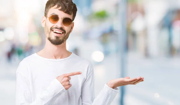 Joven Hombre Guapo Con Gafas Sol Sobre Fondo Aislado Sorprendido — Foto de Stock