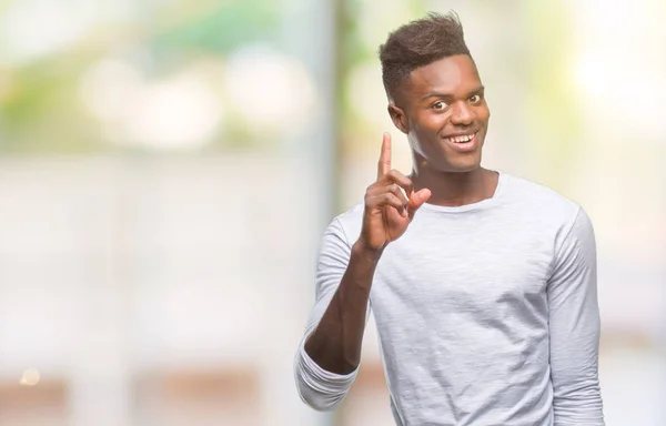 Unga Afroamerikanska Mannen Över Isolerade Bakgrund Pekar Finger Med Lyckad — Stockfoto