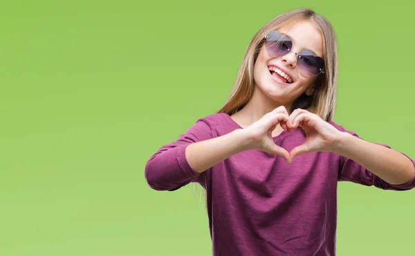 Ung Vacker Flicka Bär Solglasögon Över Isolerade Bakgrund Leende Kärlek — Stockfoto
