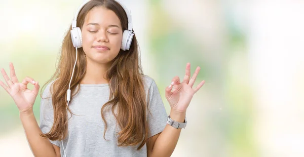 Jovem Mulher Bonita Usando Fones Ouvido Ouvindo Música Sobre Fundo — Fotografia de Stock