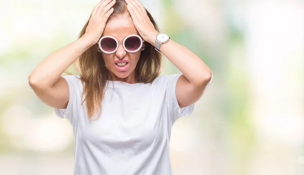 Hispanische Frau Mittleren Alters Mit Modischer Sonnenbrille Über Isoliertem Hintergrund — Stockfoto