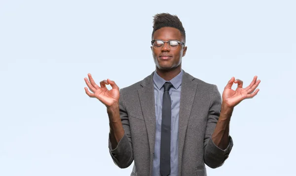 分離の背景の上の若いアフリカ系アメリカ人ビジネス男リラックスして瞑想の指ジェスチャーをやって閉じた目と笑顔します ヨガの概念 — ストック写真