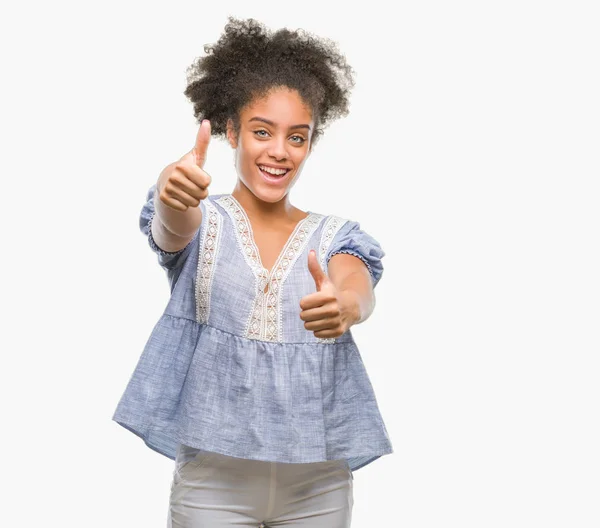 Młody Afro American Kobieta Białym Tle Zatwierdzające Robi Pozytywny Gest — Zdjęcie stockowe