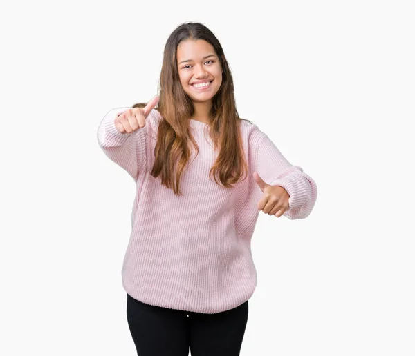 Giovane Bella Donna Bruna Che Indossa Maglione Invernale Rosa Sfondo — Foto Stock