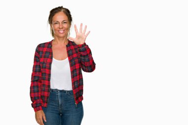 Gösterilen ve parmakları ile işaret izole arka plan üzerinde rahat ceket giyen orta yaş yetişkin kadın kendinden emin ve mutlu gülümseyerek süre beş numara.